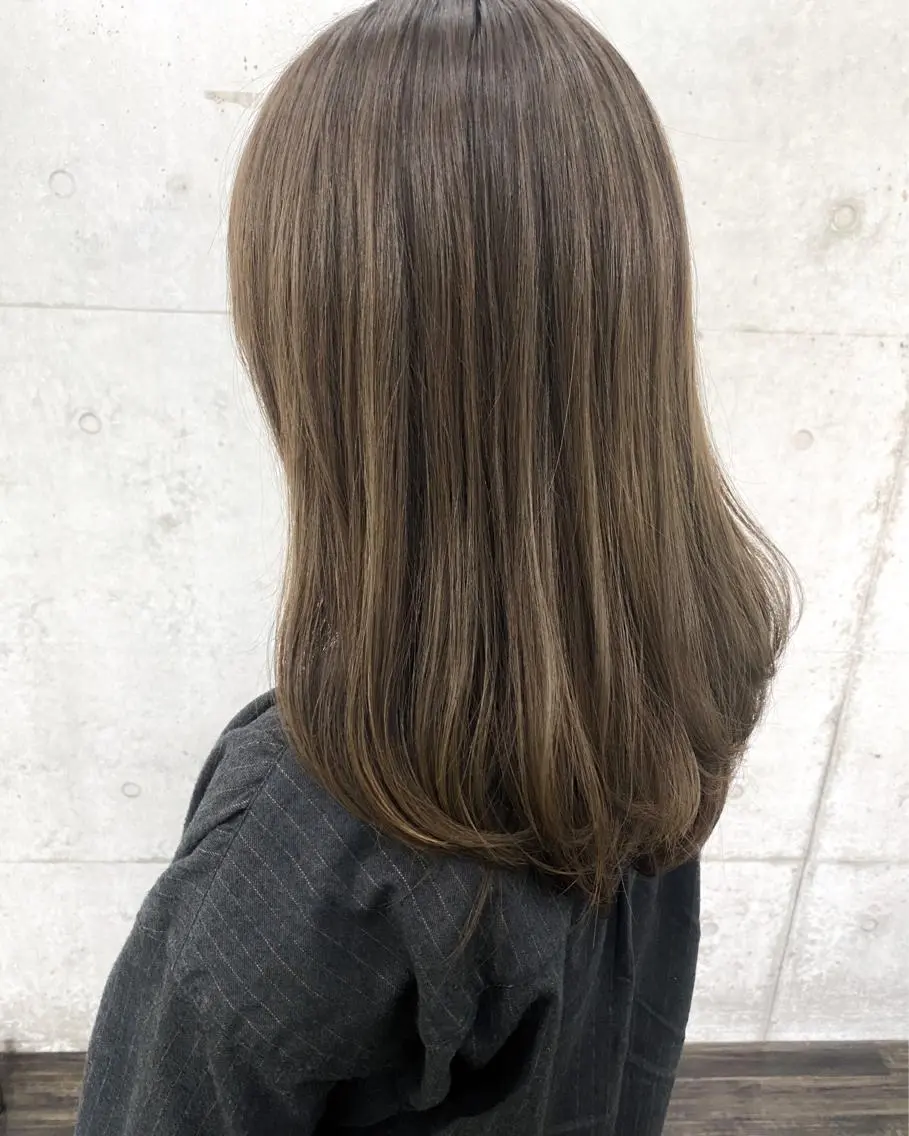 セミロング 秋月 亜耶のヘアスタイル
