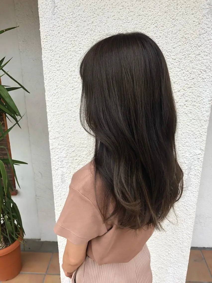 カラー kana .オリーブ /ナチュラルヘアのヘアスタイル