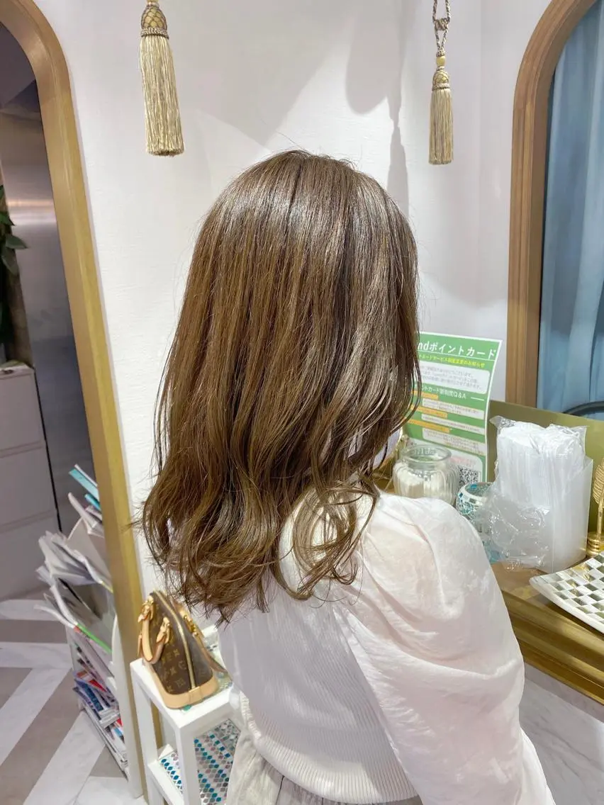 ミディアム カット ヘアカラー トリートメント レイヤーカット /透明感カラー西田のヘアスタイル