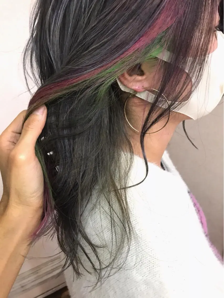 セミロング カラー パーマ グレージュ ハイライトカラー ピンクカラー シルバー シルバーグレージュ ヘアカラー 三輪 太一のヘアスタイル