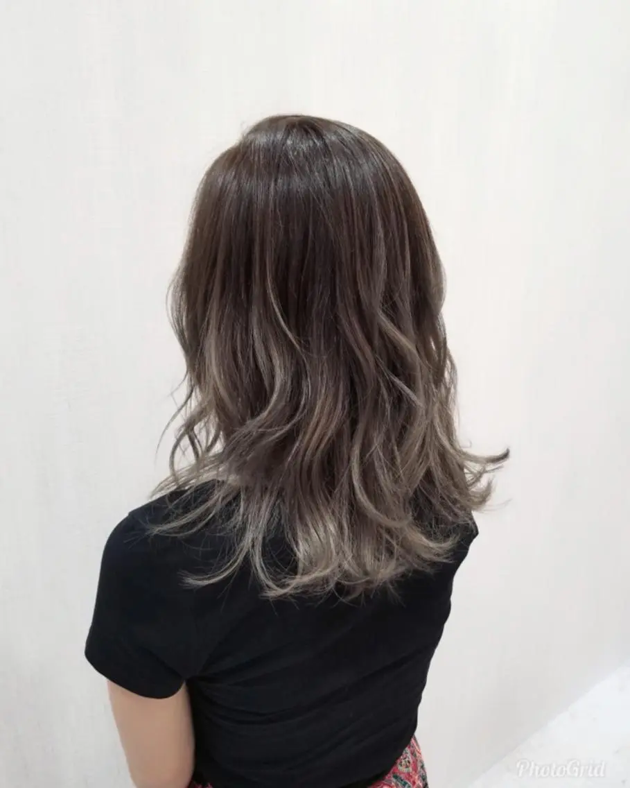 ミディアム カラー アッシュ アッシュグレー ブリーチ グラデーションカラー カット ヘアカラー レイヤー×艶髪特化 代表 西村功平のヘアスタイル