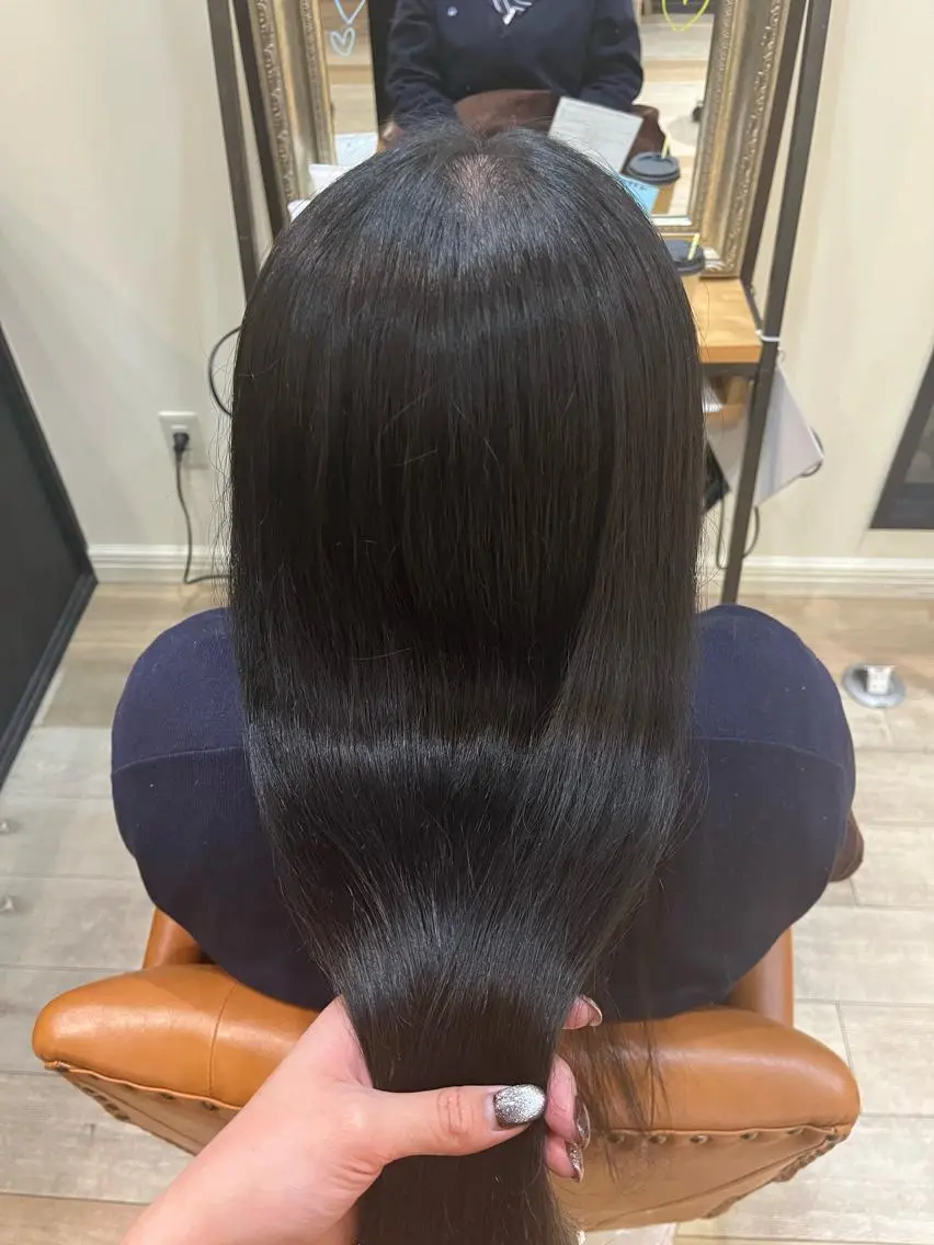 カラー 黒髪 ブルーカラー ブルーブラック KOKORO 中村 朱里のヘアスタイル