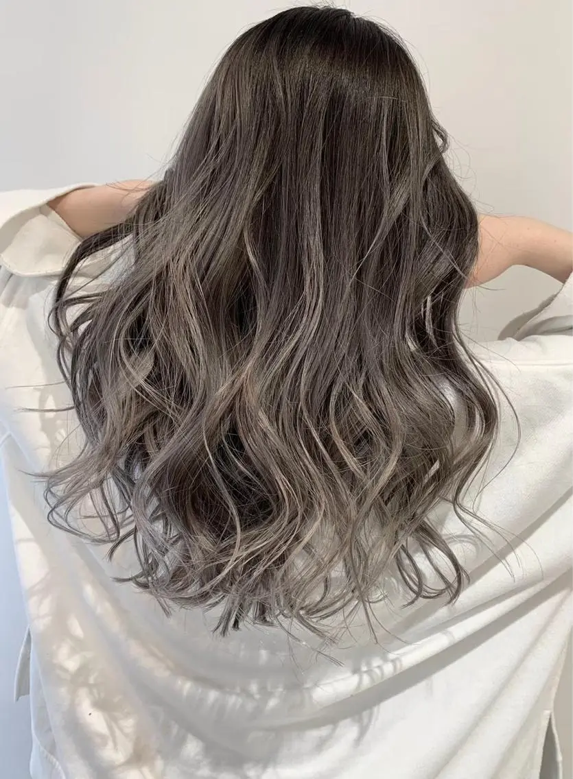 カラー ✨レイヤー/柔らかベ ージュ青山✨のヘアスタイル