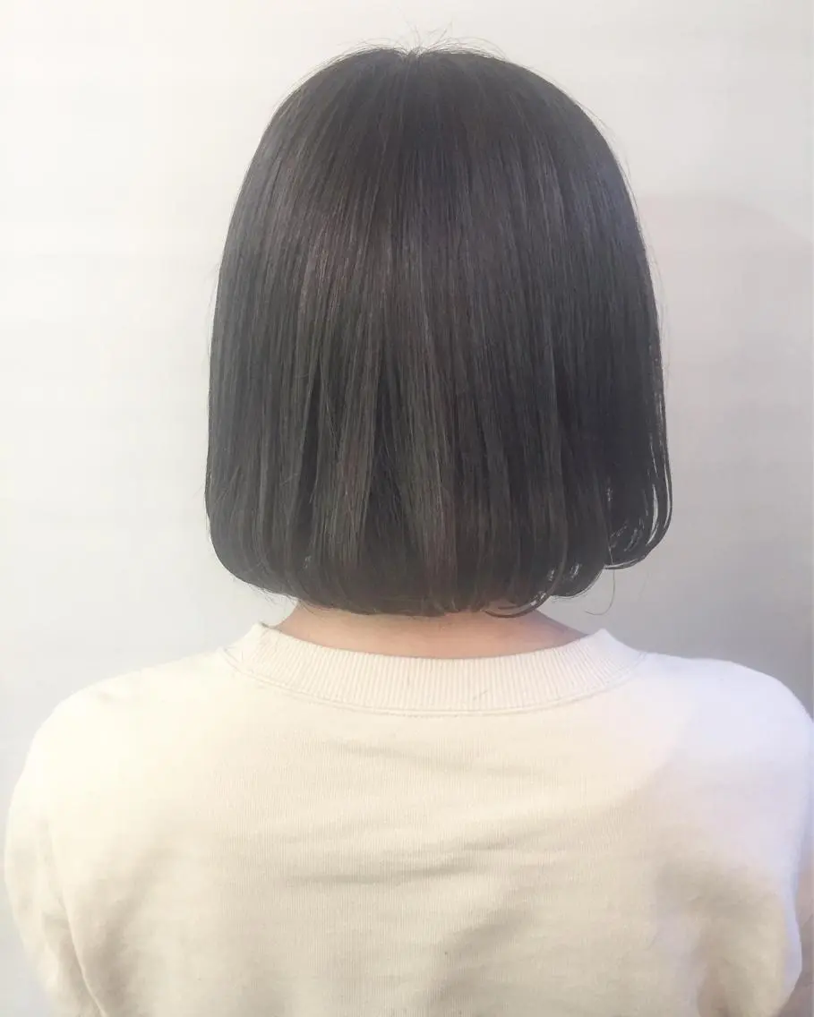 ショート カラー ブリーチ 透明感カラー ダークグレー ダークグレージュ グレージュ カット ヘアカラー 齋藤 咲のヘアスタイル