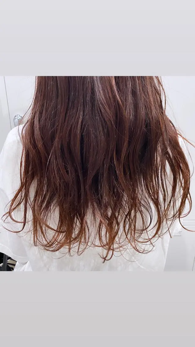 ロング カラー ブリーチ ブリーチなしカラー レッドカラー kai .のヘアスタイル