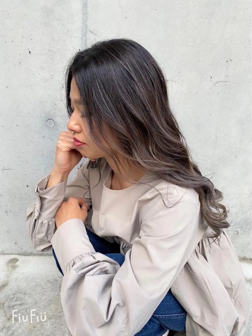 ロング カラー バレイヤージュ グレージュ レイヤーカット ヘアカラー 川越 輝梨奈のヘアスタイル