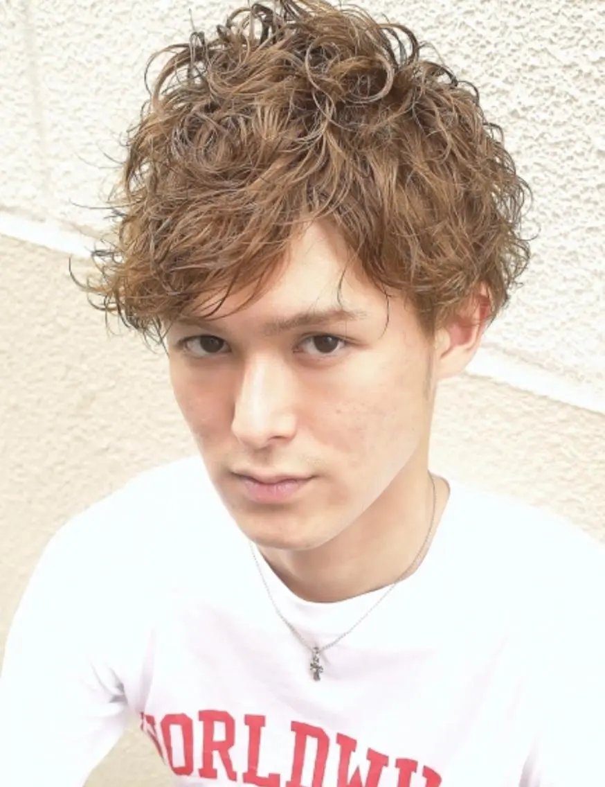 ミディアム カラー パーマ メンズ ミディアムパーマ メンズブリーチ メンズハイトーン メンズパーマ ブリーチ カット ヘアカラー パーマ タカクラ カズキのヘアスタイル
