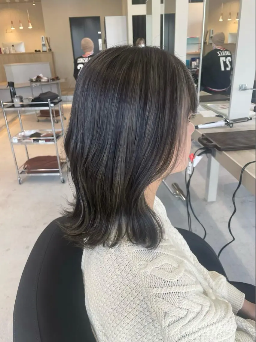 ミディアム カラー AKI 🐉のヘアスタイル