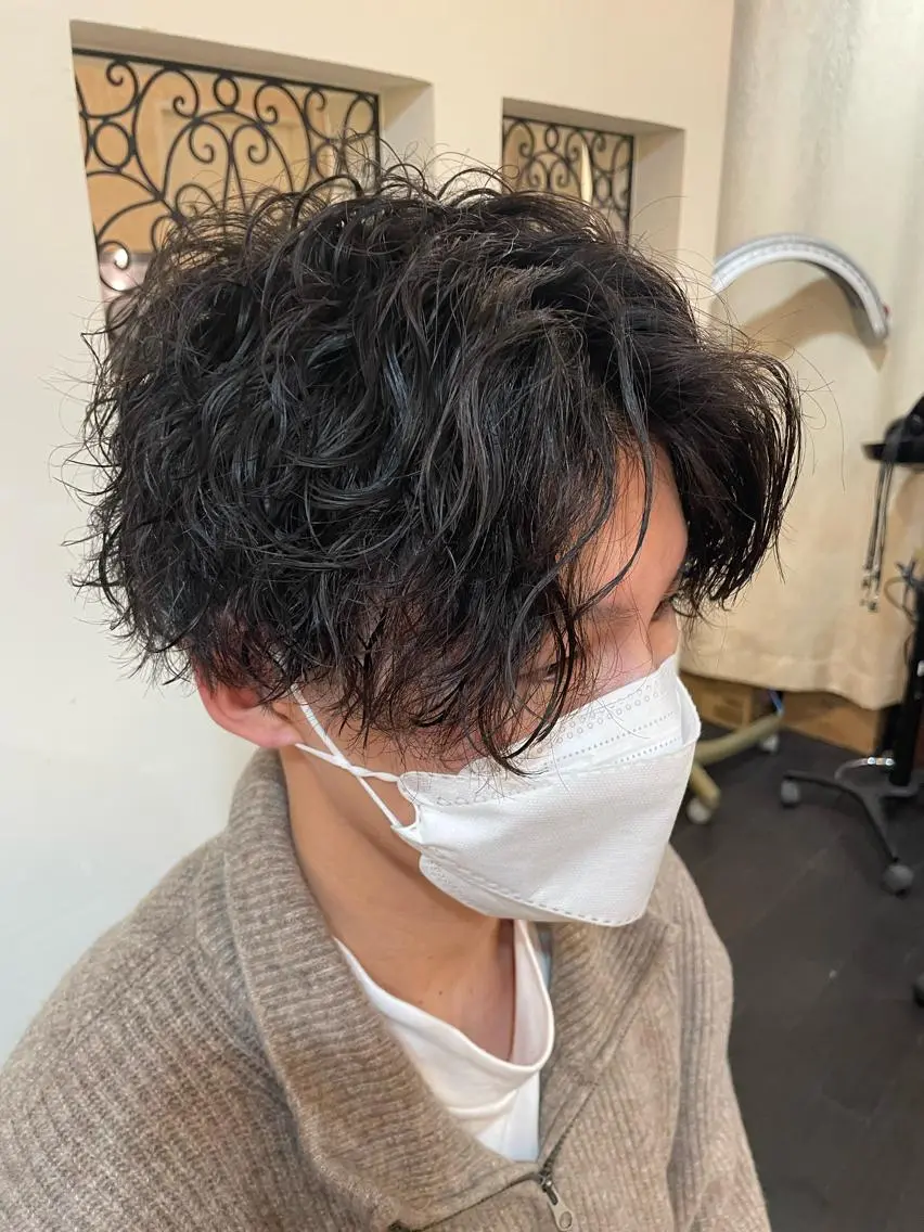 ミディアム パーマ メンズ 波巻きパーマ 西宮ハイトーンカラー ひらり💜のヘアスタイル