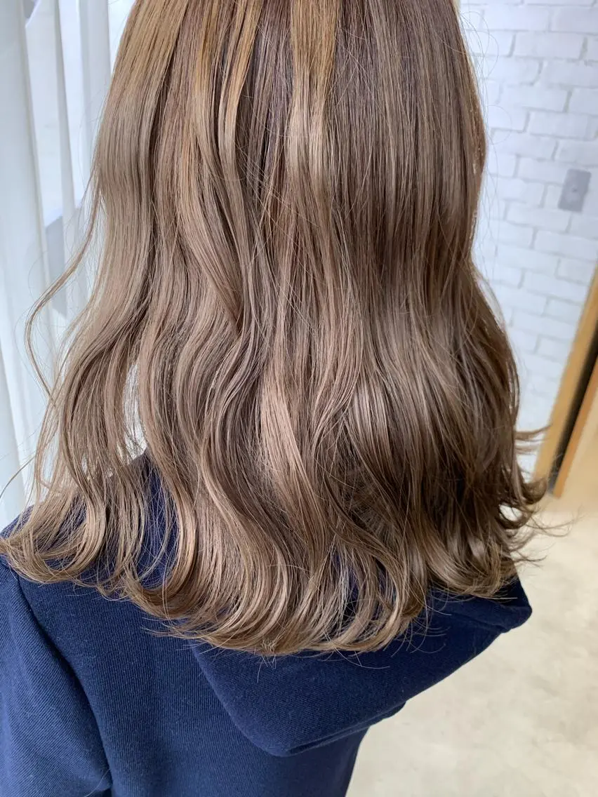 ミディアム カラー ブリーチ グレージュ LUXBE LUCEのヘアスタイル