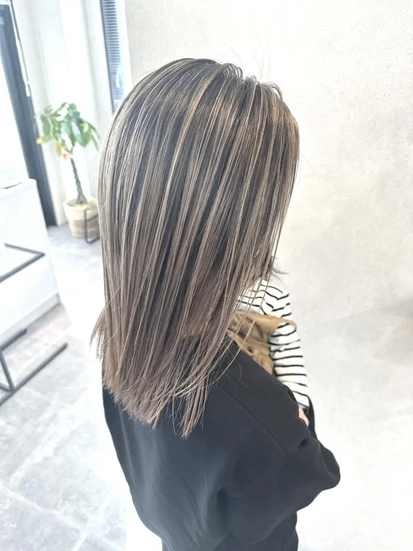 ミディアム カラー ヘアアレンジ ハイトーン カラーのヘアスタイル