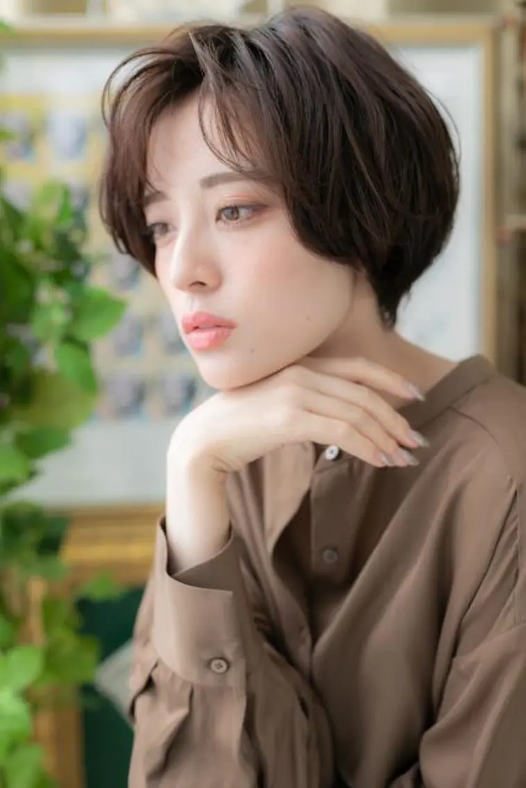 ショート カラー 切りっぱなしボブ 前下がりボブ ボブ くせ毛 斜めバング 🍀鶴貝 幸哉🍀のヘアスタイル