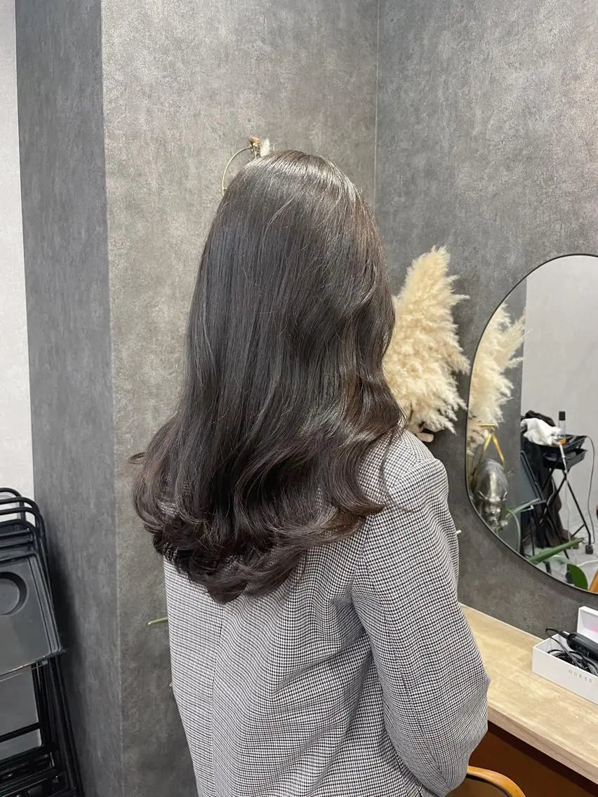 セミロング カラー グレージュ いなみね はるきのヘアスタイル