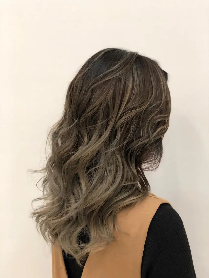 セミロング カラー グラデーションカラー ハイライトカラー ハイライト カット ヘアカラー トリートメント 斉藤 翔平のヘアスタイル