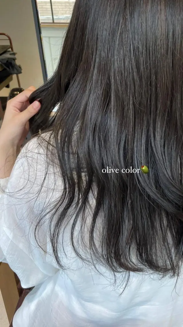 セミロング カラー 透明感カラー オリーブカラー レイヤー×初 パーマ|hinakoのヘアスタイル