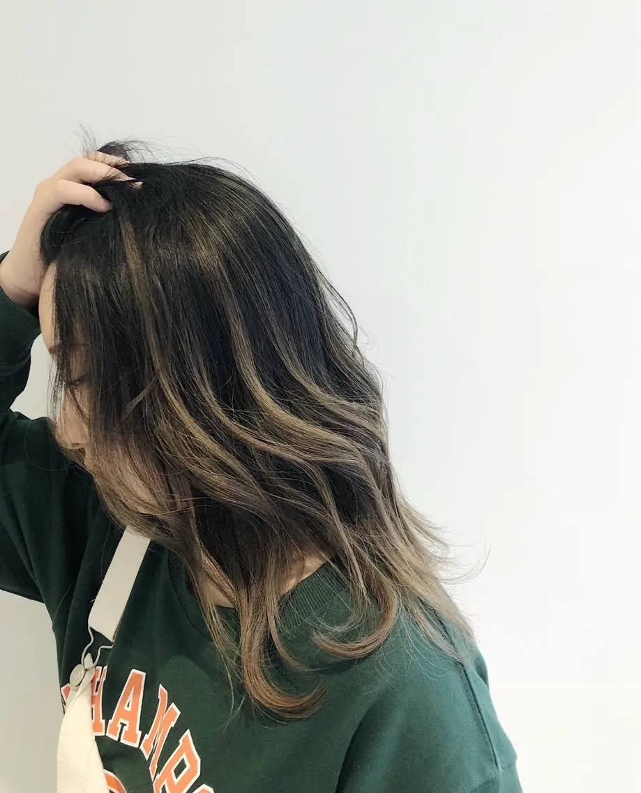 ロング カラー バレイヤージュ ブロンド ハイライトカラー ハイライト レイヤーカット 髪質改善/顔まわり 石原のヘアスタイル