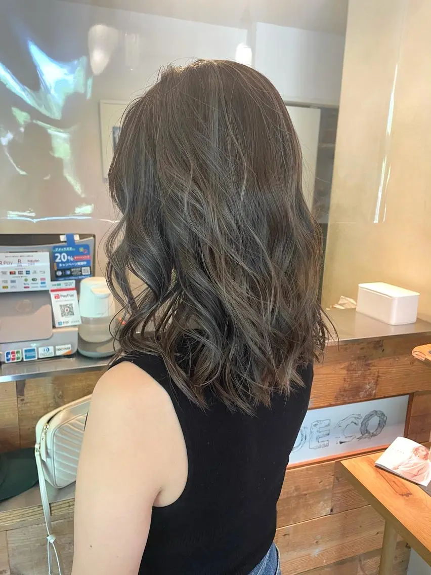 ミディアム カラー グレージュ ハイライトカラー オリーブグレージュ オリーブグレー ハイライト ヘアカラー トリートメント ケア剤オタク×海外 ヘア長谷川裕起のヘアスタイル