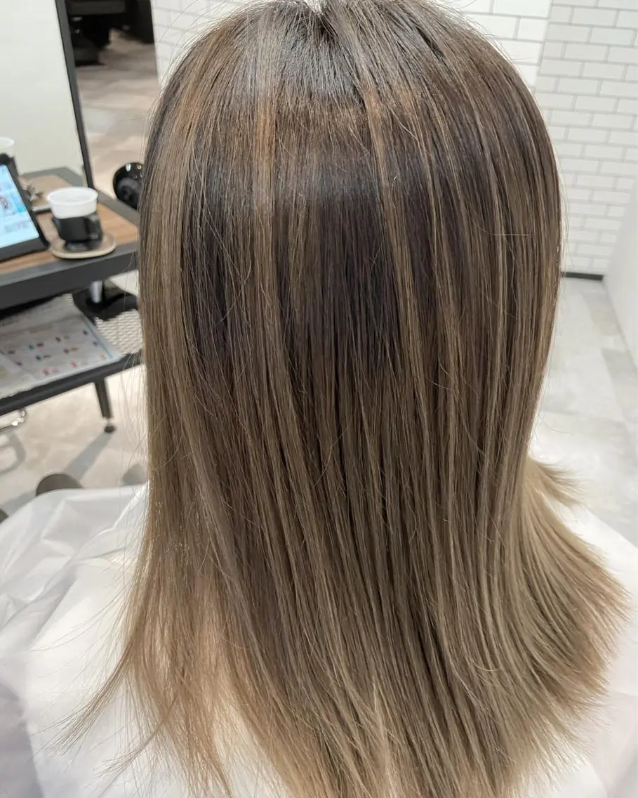 セミロング カラー ハイライトカラー ハイライト ヘアカラー ウルフカット レイヤーカット上柿のヘアスタイル