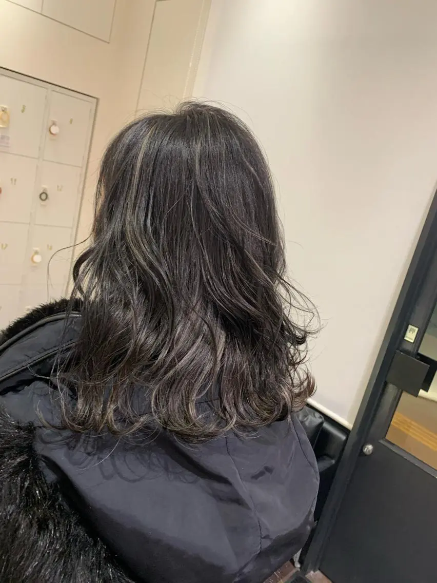 セミロング ハイライト カット ヘアカラー 喜友名 泉樹のヘアスタイル