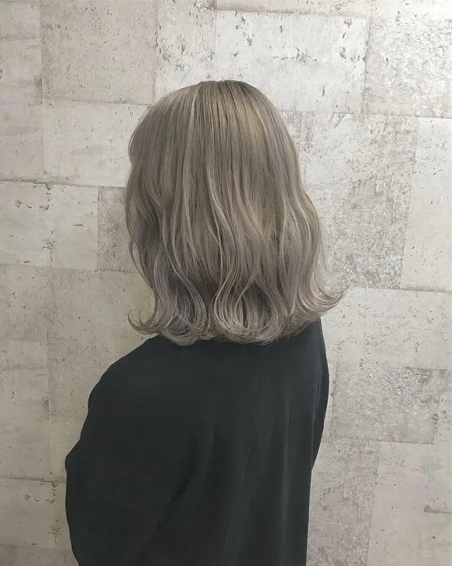 ミディアム カラー ベージュカラー ブリーチ ホワイトベージュ インナーカラー/天神 ブリーチ/吉田のヘアスタイル