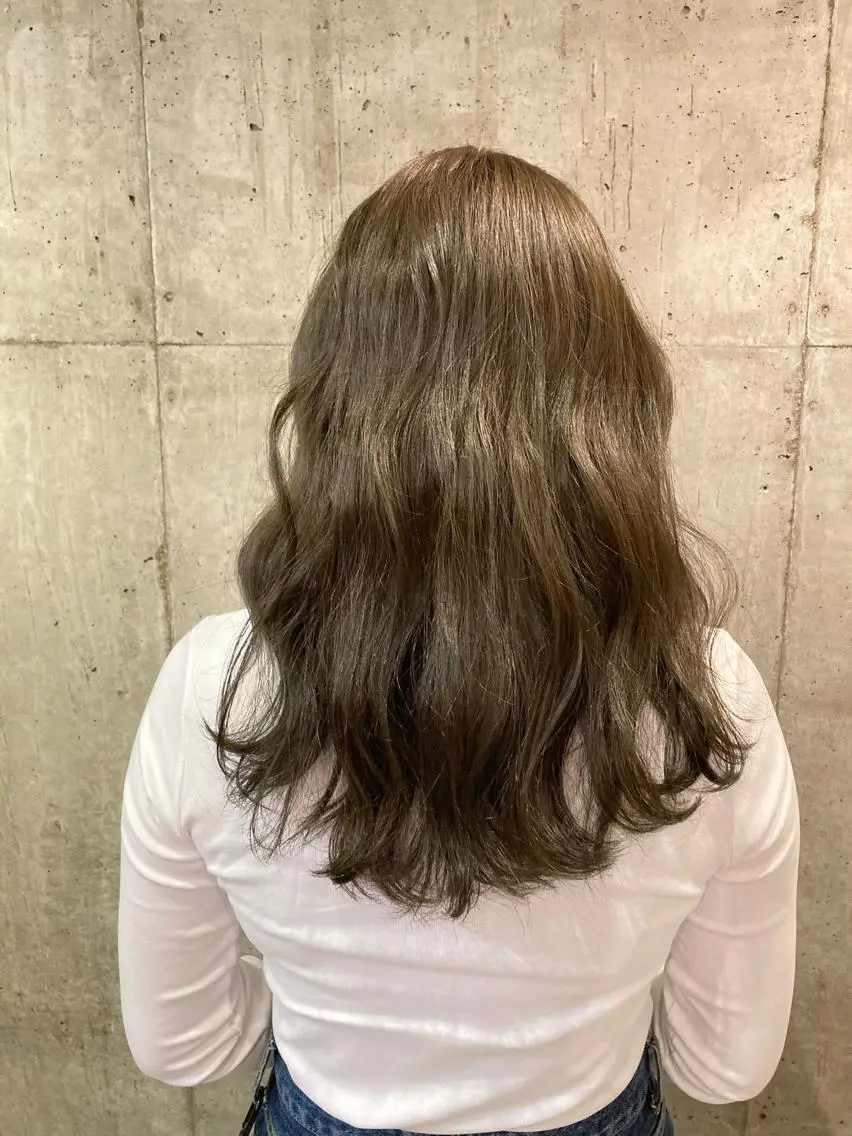 ロング カラー ベージュカラー ブリーチ ブリーチなしカラー オリーブベージュ ✂︎岡根 京花✂︎のヘアスタイル