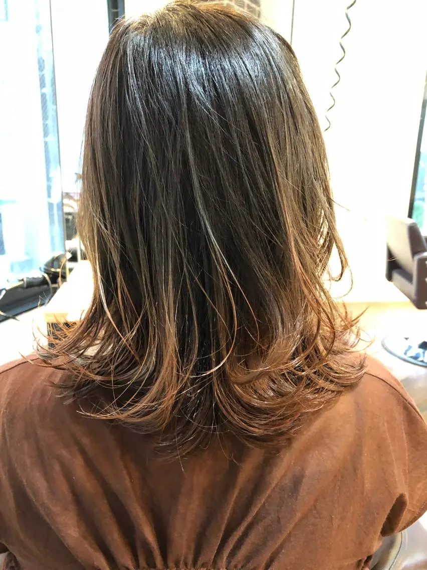 ミディアム カラー グラデーションカラー グレージュ ハイライトカラー オレンジ ハイライト 白戸 優樹のヘアスタイル