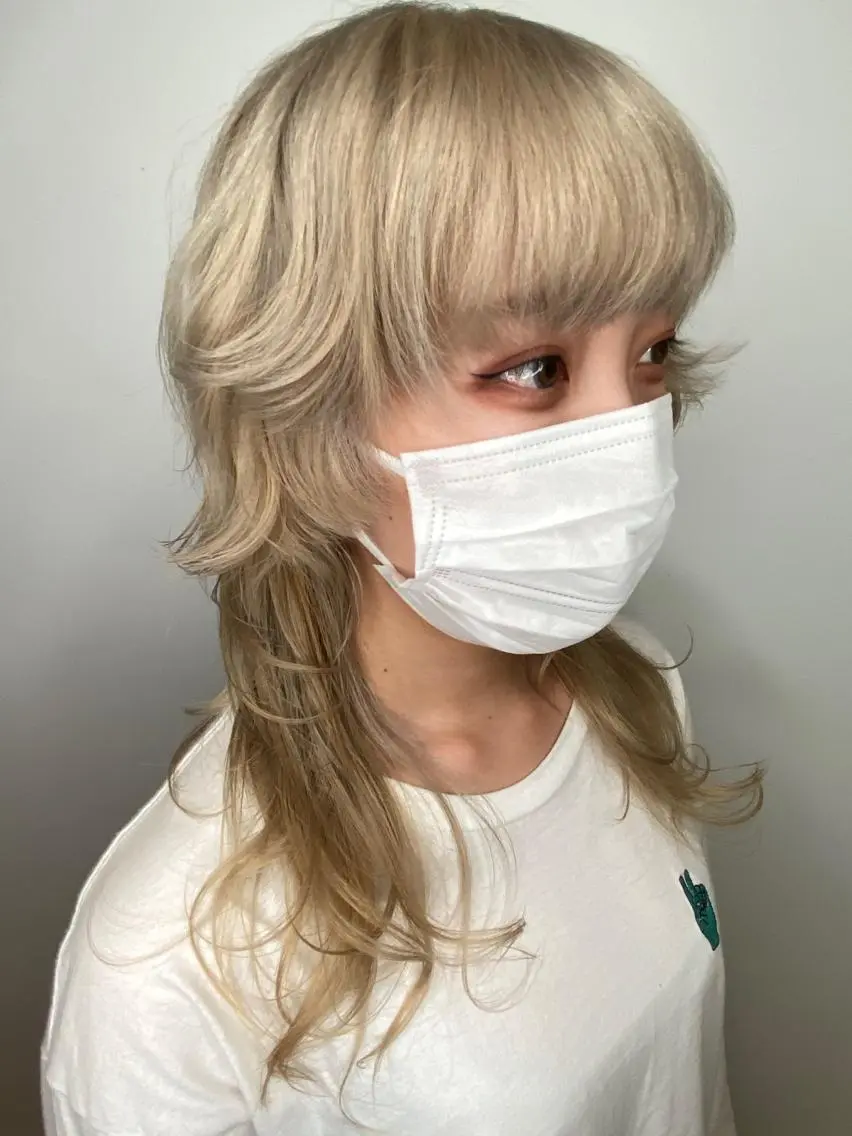 ミディアム カラー パーマ ブリーチ ブロンド ハイトーンカラー ホワイトブロンド 原一真/ 外国人ショートヘアのヘアスタイル
