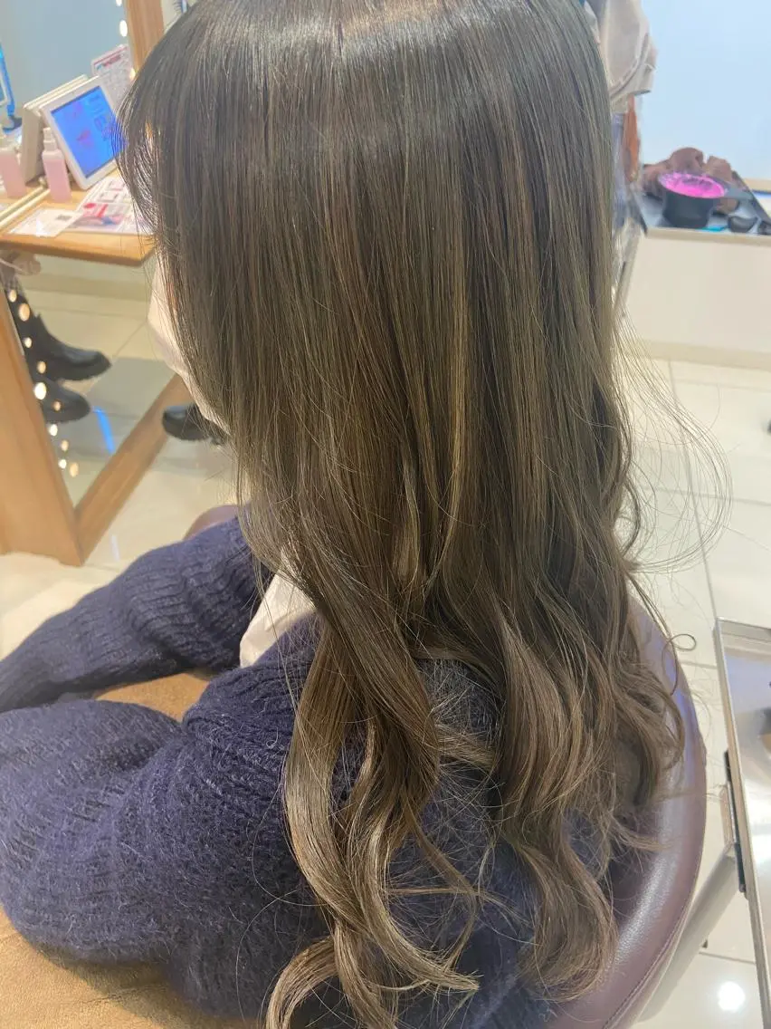 ロング カラー グレージュ オリーブグレージュ オリーブグレー なつな/ 透明感カラーのヘアスタイル