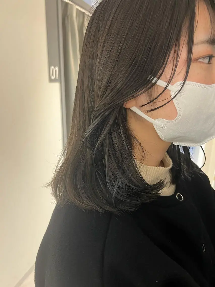 セミロング カラー ヘアアレンジ ブリーチ グレージュ 暗髪カラー🫐パーマ おくだりんかのヘアスタイル
