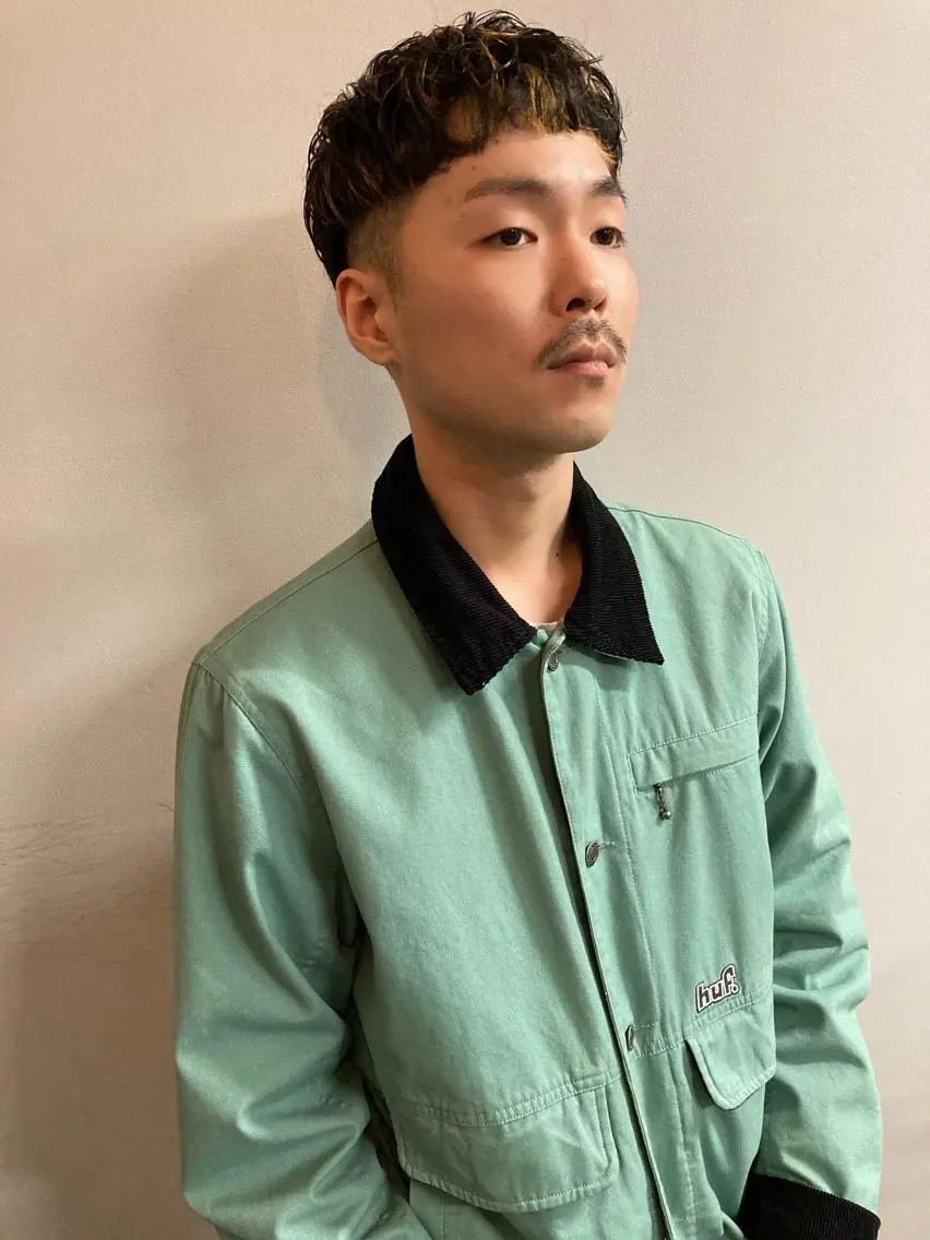 カラー パーマ メンズ 顔まわりレイヤー デザインカットのヘアスタイル