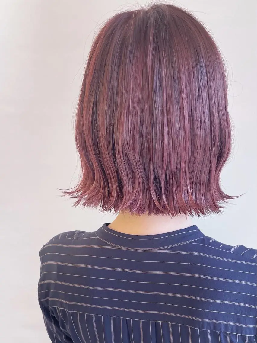 ショート カラー ピンクカラー バイオレットカラー ボブ 外ハネヘア カット ヘアカラー 齋藤 咲のヘアスタイル