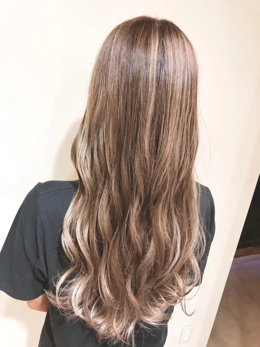 ロング カラー ベージュカラー ブラウンカラー ブラウンベージュ ハイライトカラー ハイライト ヘアカラー トリートメント ハイトーン/ブリーチ ルミエール/新栄/栄のヘアスタイル
