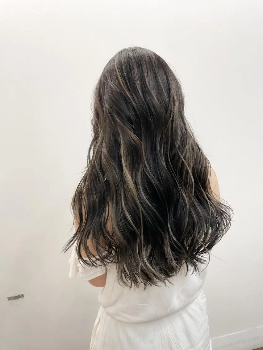 ロング 白いハイライト🤍 タナカリョウスケのヘアスタイル