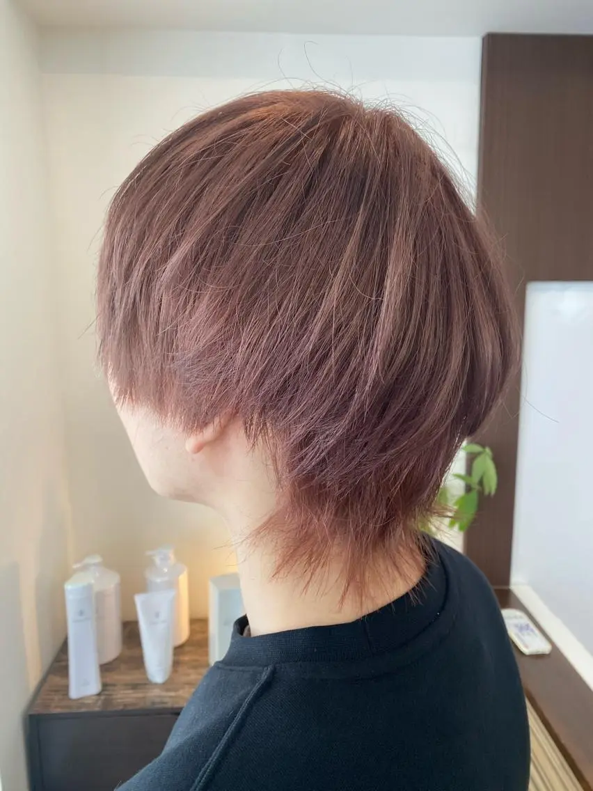 カラー メンズ メンズブリーチ アッシュ ブリーチ ブラウンカラー ピンクカラー 堀内 七海のヘアスタイル