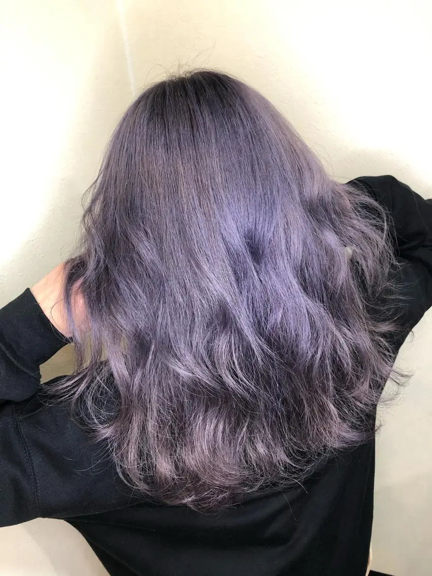 セミロング カラー アッシュ ハイトーンカラー ラベンダーカラー ラベンダーアッシュ 工藤 綾華のヘアスタイル