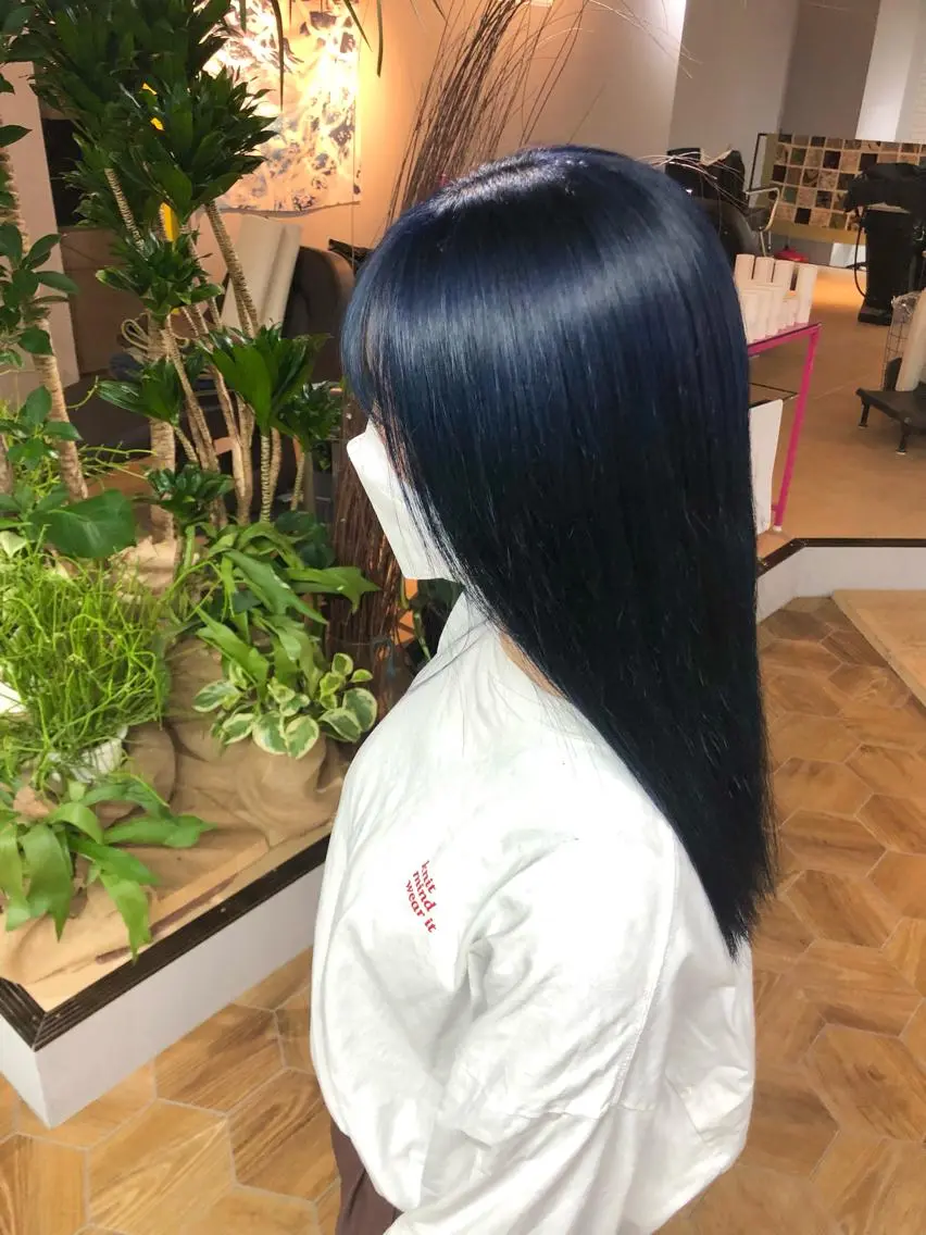 ロング カラー ブリーチ ブルーカラー シルバー ヘアカラー トリートメント 透明感カラー レイヤー亀井唯登のヘアスタイル