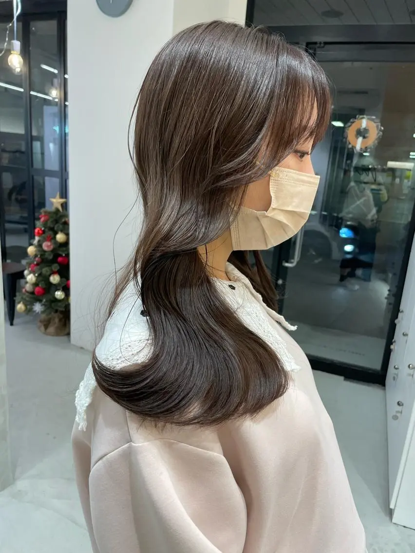 ミディアム カラー 顔まわりレイヤー レイヤーカット カット ヘアカラー 半個室女性salon 🩰Natsumiのヘアスタイル