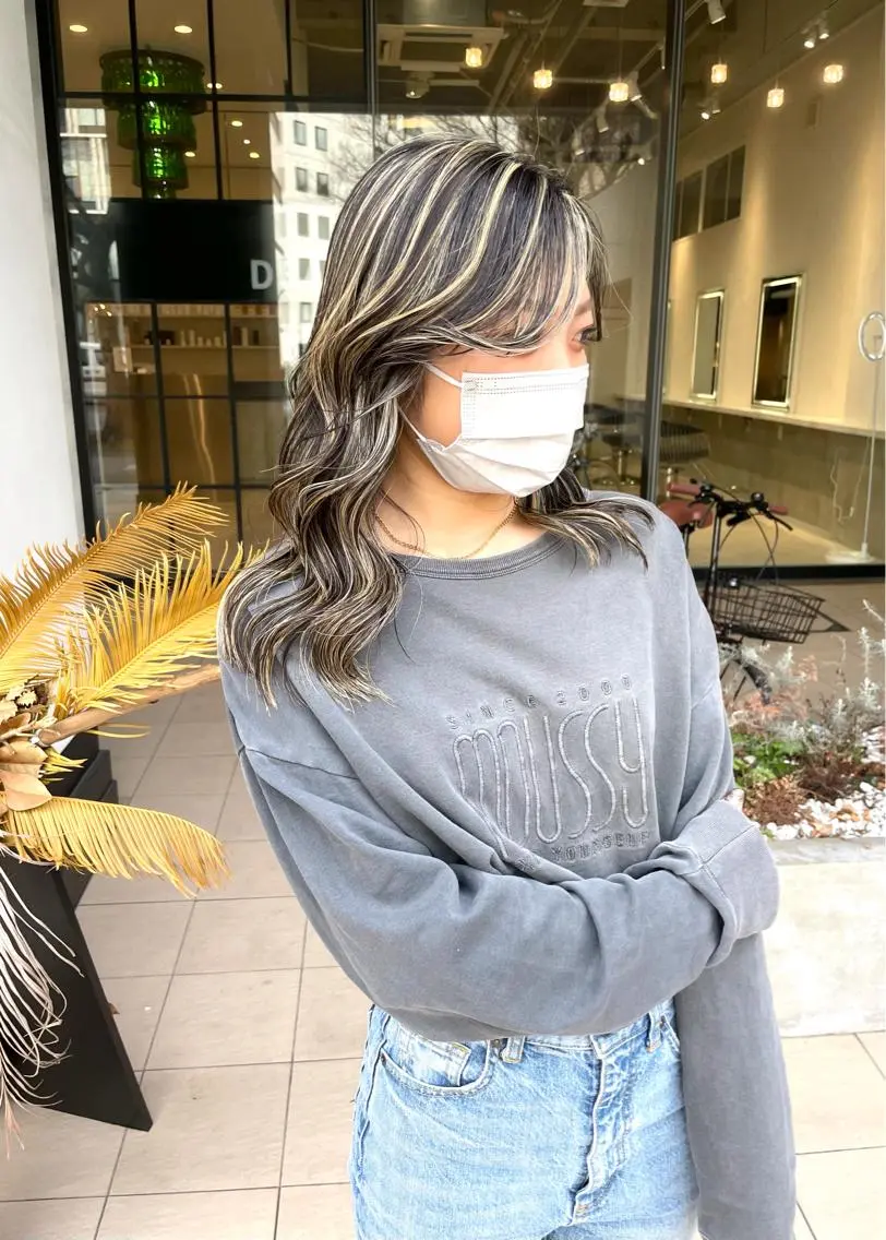 セミロング カラー DEAN ISLA ハイトーンカラーのヘアスタイル