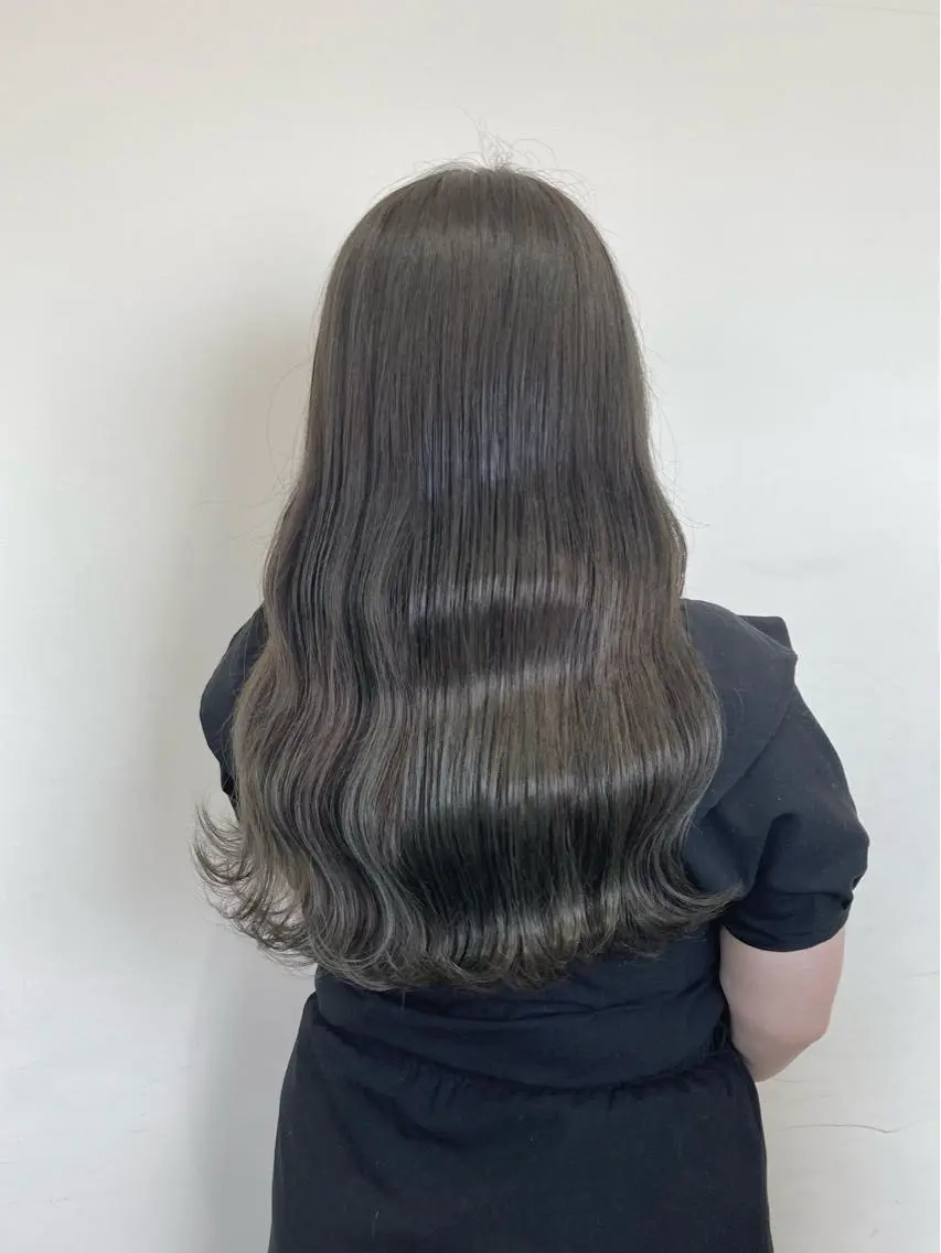 ロング ヘアカラー 梅山 美侑のヘアスタイル