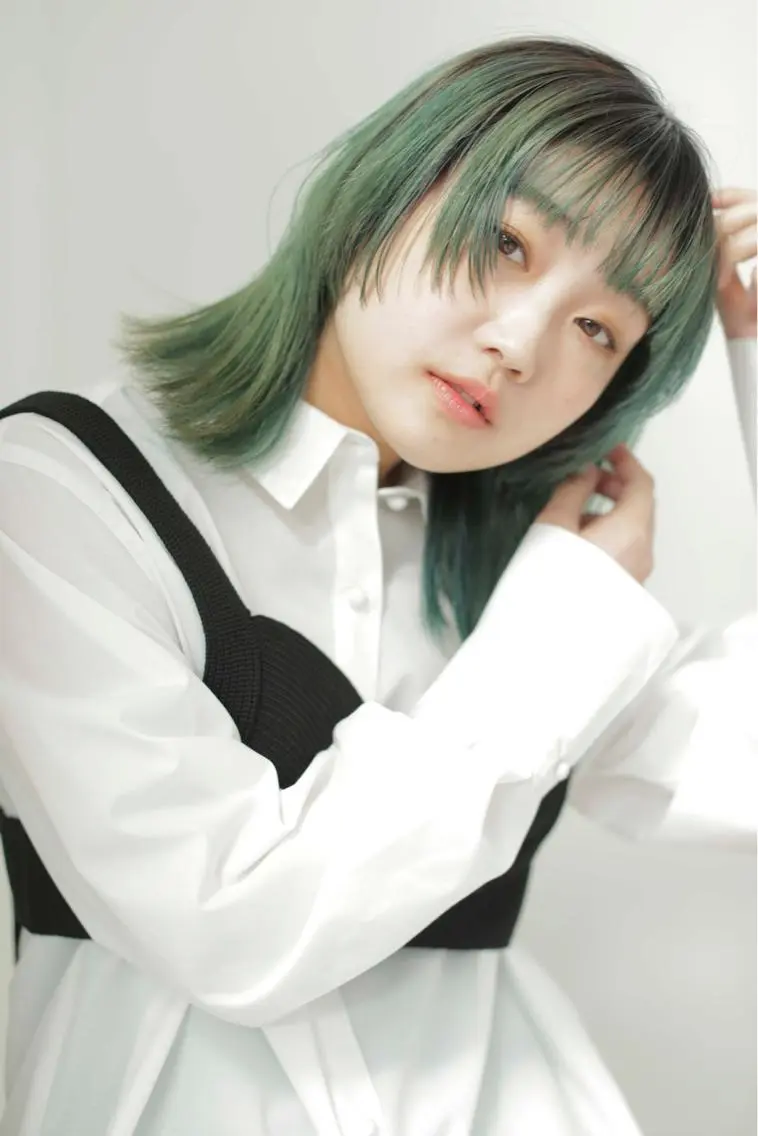 セミロング カラー ブリーチ ダブルカラー 増井 彩乃のヘアスタイル