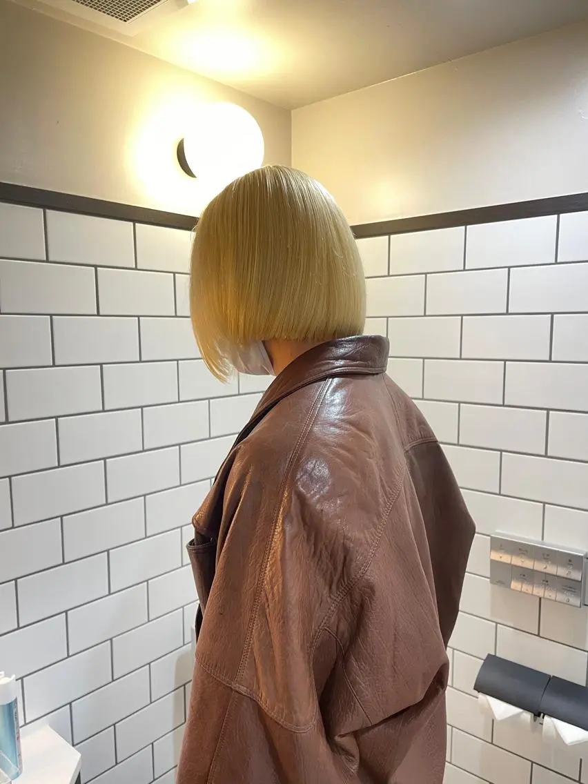 ショート カラー 切りっぱなしボブ レイヤー/縮毛矯正のヘアスタイル