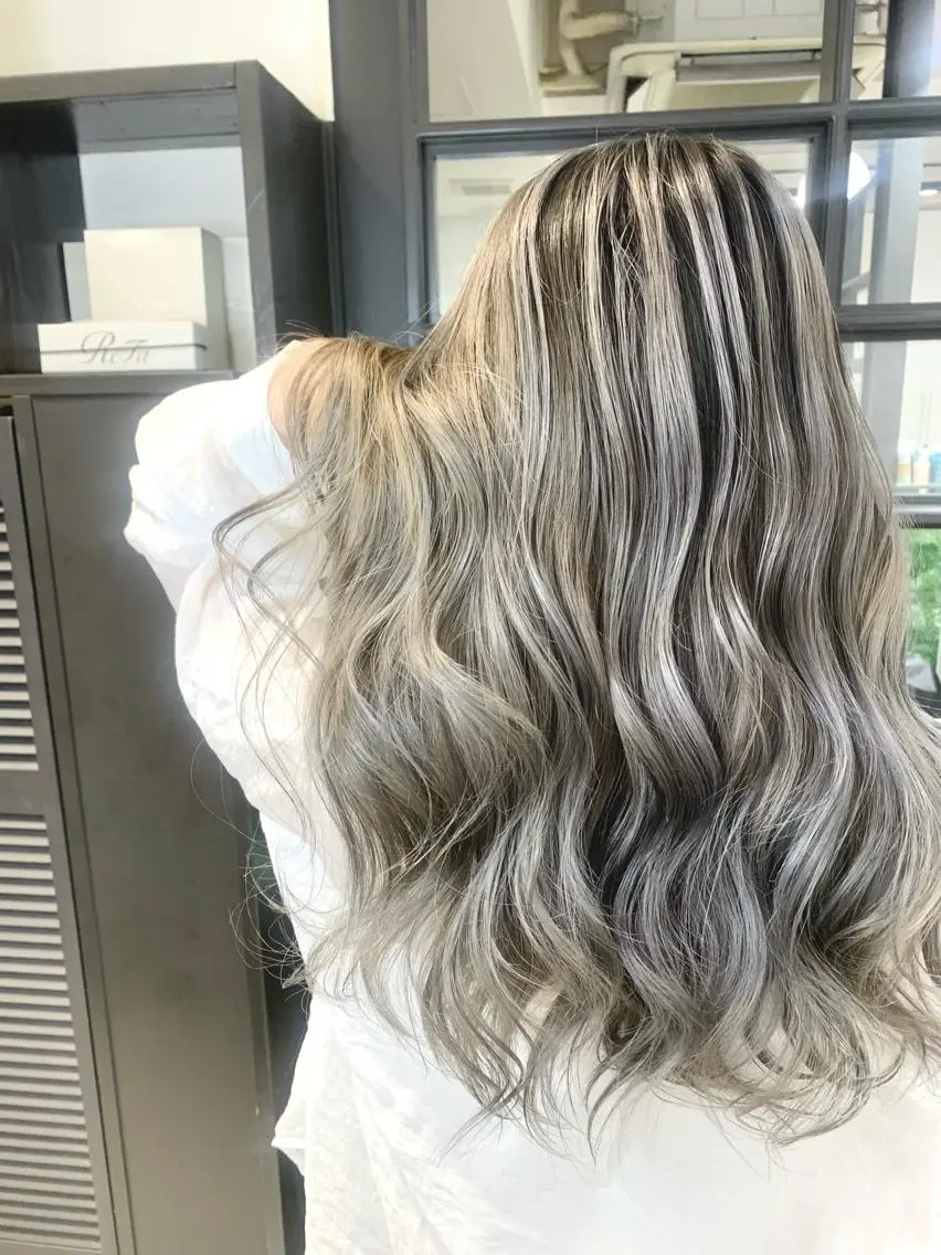 セミロング カラー バレイヤージュ レイヤーカット Giselハヤシ ケンタのヘアスタイル