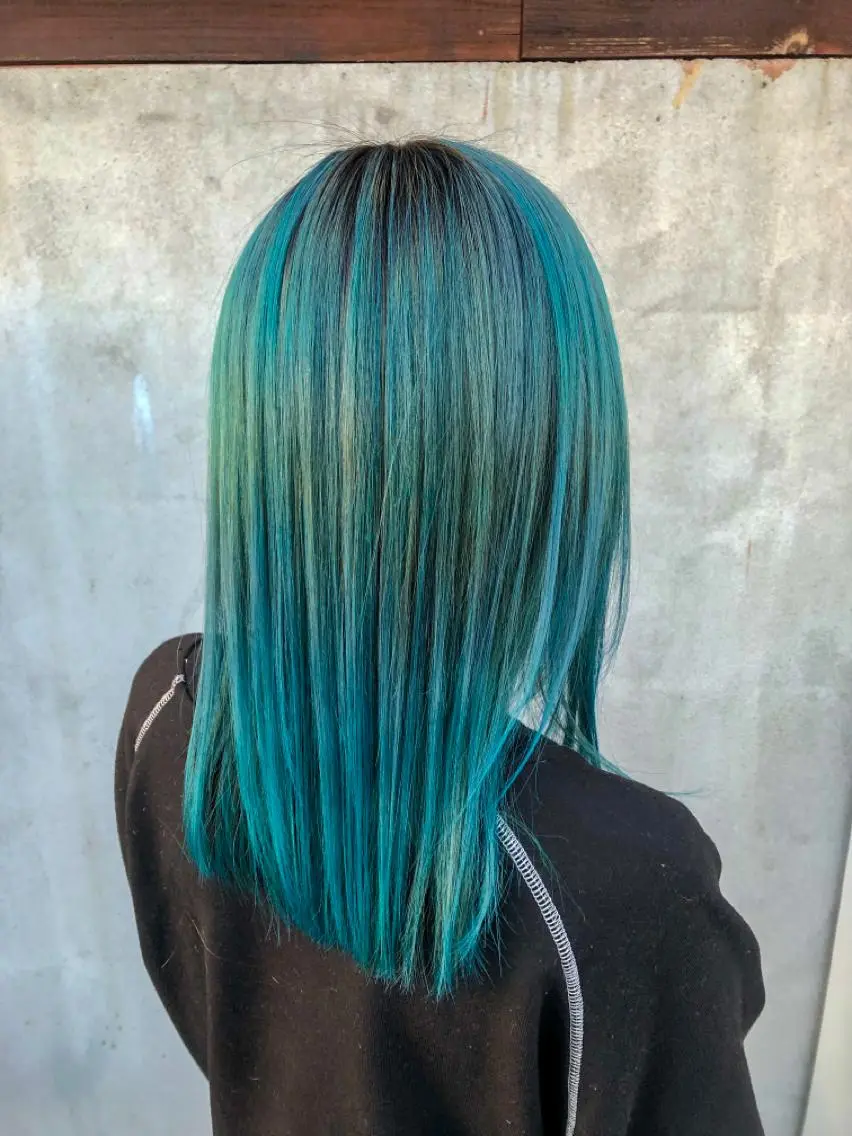 セミロング カラー ブリーチ ブルーカラー ヘアカラー 佐藤 美聡のヘアスタイル