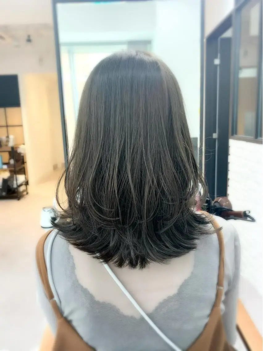 ミディアム カラー パーマ ヘアアレンジ メンズ キッズ ネイル マツエク・マツパ アイブロウ レイヤーカット/ 巻ける縮毛矯正のヘアスタイル