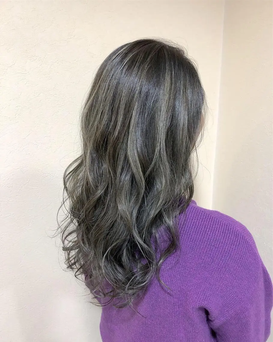 ロング ハイライト ヤマグチ ヒカルのヘアスタイル