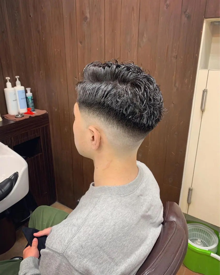 ショート パーマ メンズ フェードカット メンズパーマ スキンフェード 刈り上げ 三谷 天兵のヘアスタイル