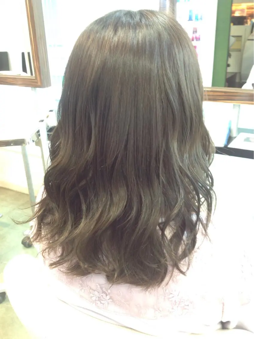 ミディアム カラー グレージュ カーキグレージュ 榎園 由美のヘアスタイル