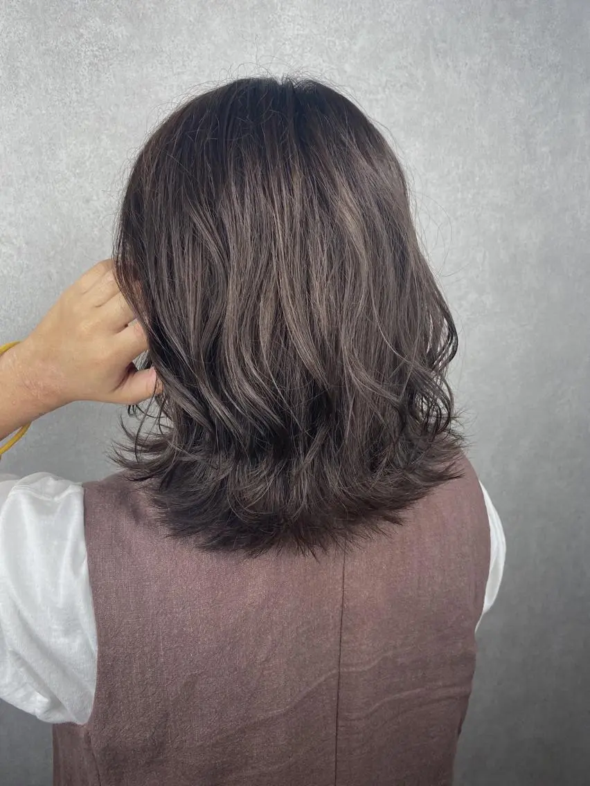 ミディアム ハイライト カット ヘアカラー トリートメント ＳＨＩ ＺＵのヘアスタイル