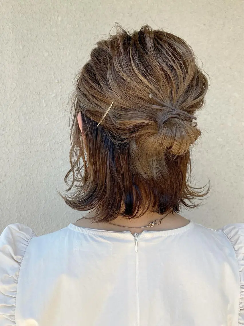 ヘアアレンジ ハーフアップ ボブ 簡単アレンジ ヘアセット saki🌼ボブ× 透明感カラー🌼のヘアスタイル