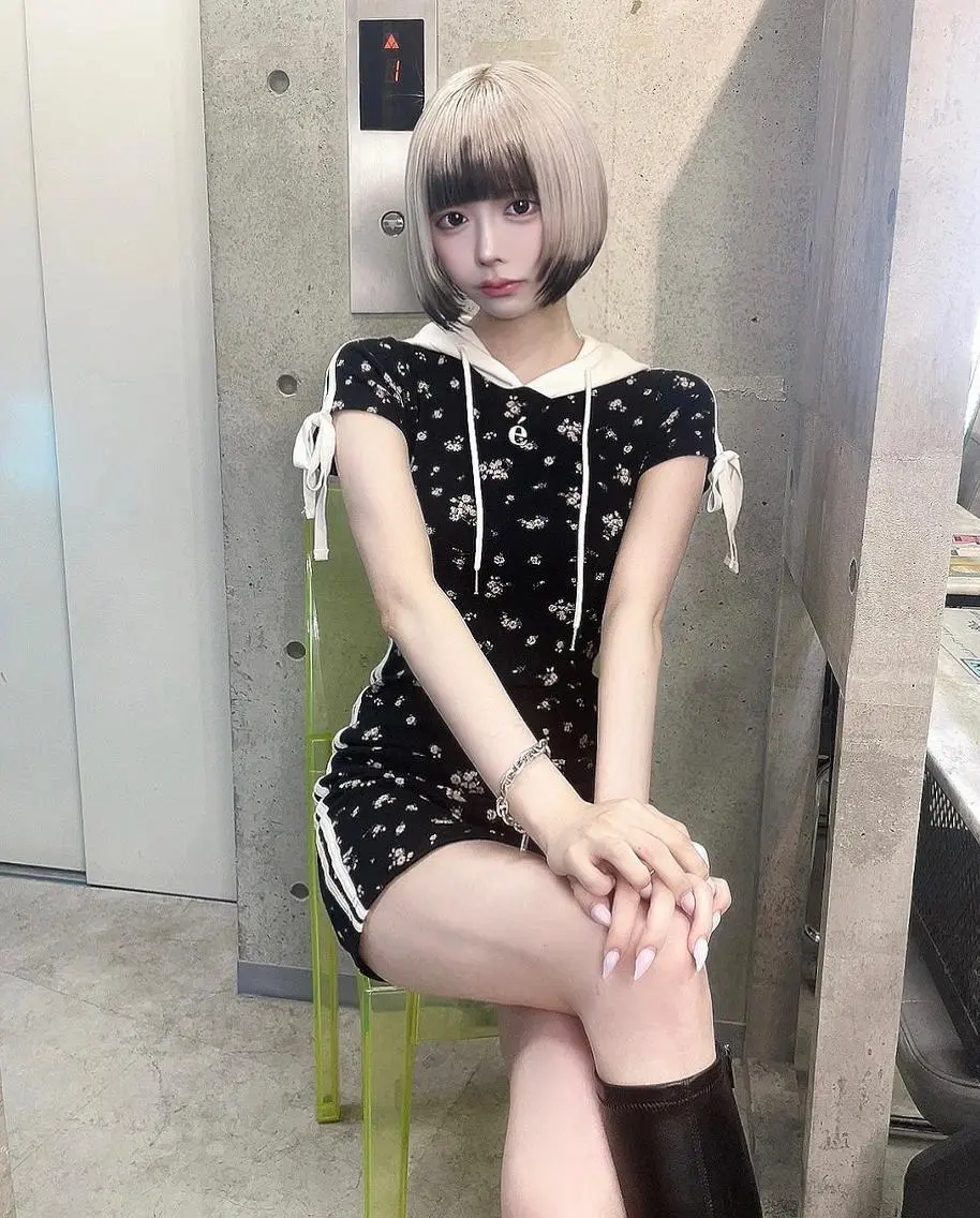 ロング カラー シールエクステ ブリーチ ハイトーンカラー エクステ レイヤーカット ホワイト&レイヤーカ ットエクステ長畠俊輔のヘアスタイル